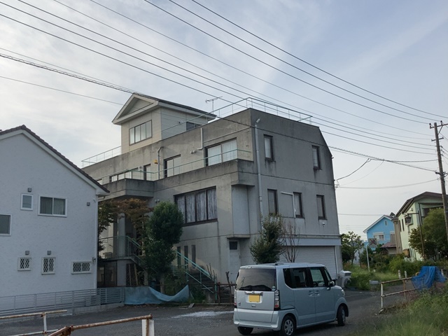 鉄筋コンクリート造・木造4階建て解体工事(神奈川県大和市中央林間)前の様子です。